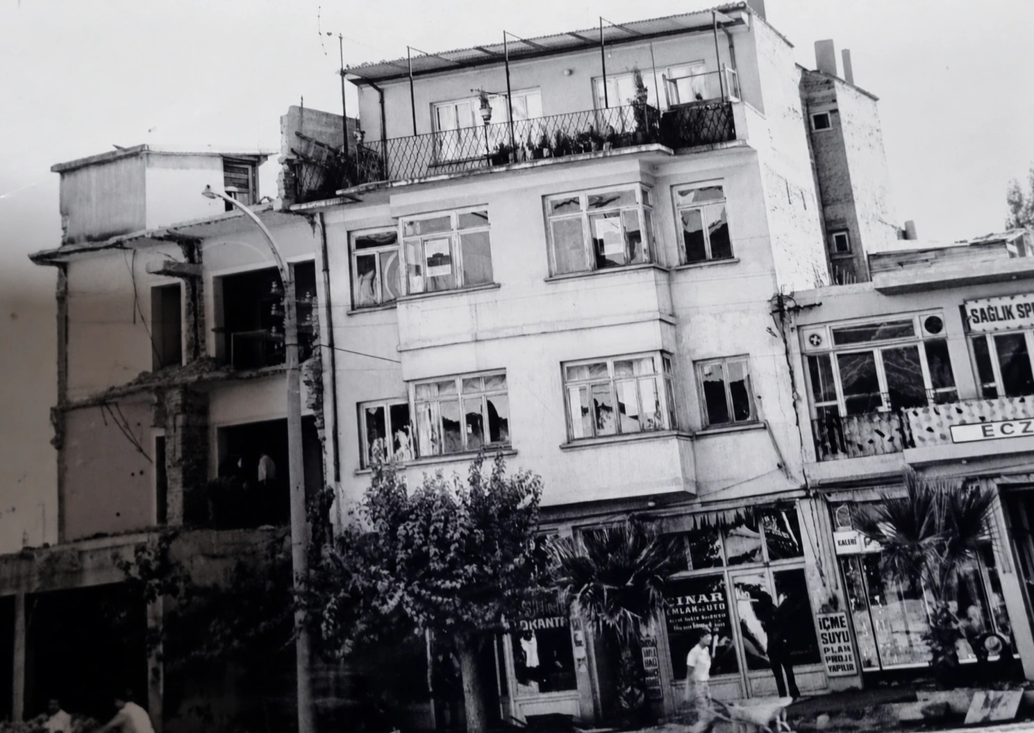 Miras 1934 aile hikâyesine ait eski lokanta binasının arşiv fotoğrafı